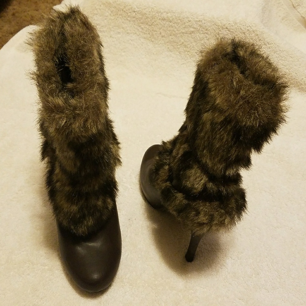 Boots with the fur, with the fur.